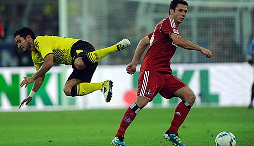 Der Hamburger SV wusste sich oft nur mit Fouls zu helfen. Gojko Kacar (r.) lief Gefahr, vom Platz zu fliegen und wurde ausgewechselt