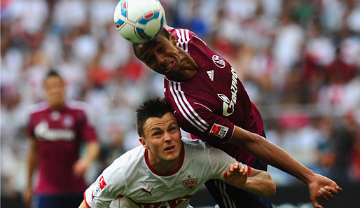 William Kvist (im Duell mit Joel Matip) kam aus Kopenhagen zum VfB und feierte sein Bundesliga-Debüt