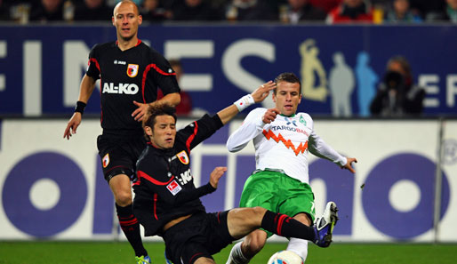 FC Augsburg - Werder Bremen 1:1: Es ging zur Sache. Lukas Schmitz (r.) von Werder Bremen wurde in jedem Zweikampf gefordert