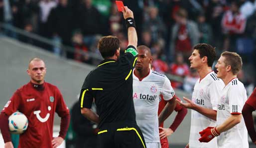 Hannover 96 - Bayern München 2:1: Der Schock für den FC Bayern. Jerome Boateng sieht nach einer Rangelei in der 26. Minute die Rote Karte