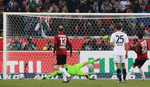 In der 23. Minute brachte Mohammed Abdellaoue Hannover 96 per Elfmeter in Führung und durchbrach Manuel Neuers Serie ohne Gegentor