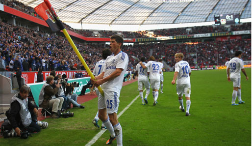 Bayer Leverkusen - FC Schalke 0:1: Klaas-Jan Huntelaar freut sich auf ungewöhnliche Art über den Auswärtssieg bei Bayer Leverkusen
