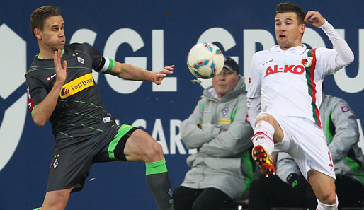 Borussia Mönchengladbach verliert ohne den verletzten Marco Reus in Augsburg. Filip Daems (l.) und Daniel Baier lieferten sich ein ausgeglichenes Duell