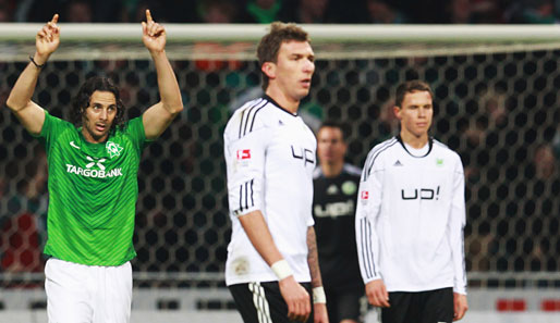 Mal wieder der beste Bremer: Claudio Pizarro (l.) erzielte selbst einen Treffer und legte zwei Tore vor. Wolfsburg verzweifelte am Peruaner