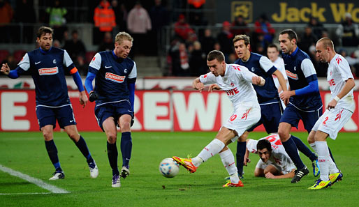 Köln - Freiburg 4:0: Lukas Podolski und seine Kölner fertigten Freiburg ab. Hier markiert der Stürmer in der 71. Minute den Treffer zum 4:0 Endstand