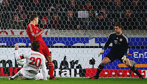 Stuttgart - Bayern 1:2: Was für ein Beginn in Stuttgart! Zunächst verpasst Gomez kläglich die Führung, dann macht es Gentner auf der Gegenseite besser und trifft zum 1:0