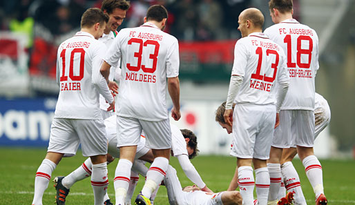 FC Augsburg - 1. FC Kaiserslautern 2:2: Verletzung? Nein, Torjubel! Marcel de Jong (am Boden) feiert sein 1:0