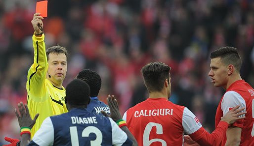 Schiedsrichter Markus Schmid (l.) zeigt einem verdutzten Fallou Diagne (2.v.l.) die rote Karte
