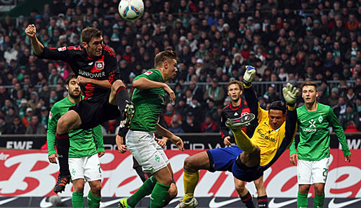 Trotz dieser Kopfballchance für Reinartz (l.) gelang den Leverkusenern kein Treffer im ersten Durchgang