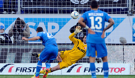 Das 2:1 für Hoffenheim: Sejad Salihovic (l.) nagelt einen Elfmeter unter die Latte