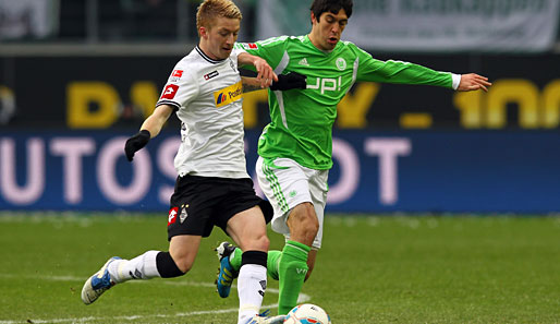 Mönchengladbach - Wolfsburg 0:0: Wenige Torchancen gab es auf beiden Seiten. Die Wolfsburger hatten auch Marco Reus (l.) gut im Griff