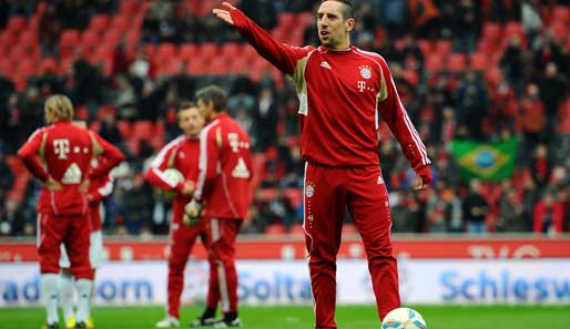 Bayern München - Bayer Leverkusen 0:2: Pulli statt Trikot - Franck Ribery saß zunächst nur auf der Reservebank
