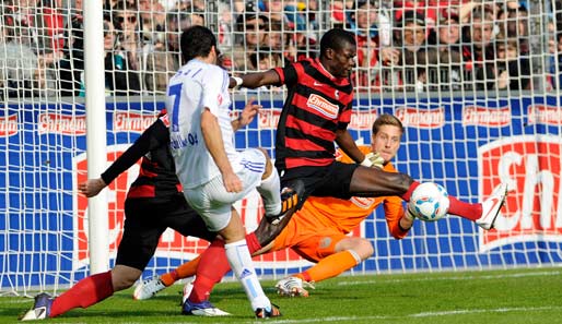 SC Freiburg - Schalke 04 2:1: Die ganze Freiburger Hintermannschaft gegen Raul - in dieser Szene mit Erfolg