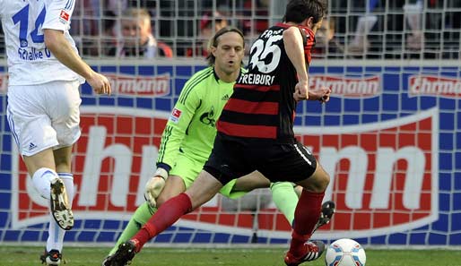 Auf dem Weg zur Sensation: Sebastian Freis (r.) wird gleich den Ball an Timo Hildebrand vorbeischieben - das 1:0 für die Freiburger