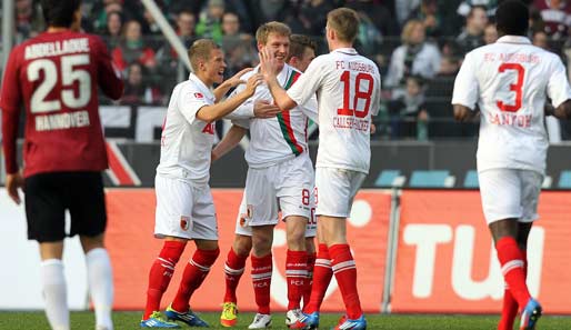 Hannover 96 - FC Augsburg 2:2: Freude im Abstiegskampf - Axel Bellinghausen (M.) bringt den FCA 1:0 in Front