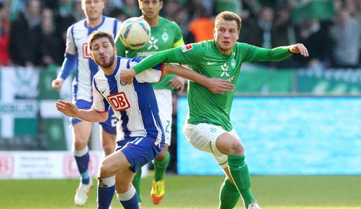 Hertha BSC - Werder Bremen 1:0: Tunay Torun (l.) und Philipp Bargfrede kennen nur ein Ziel: den Ball - und engen Körperkontakt
