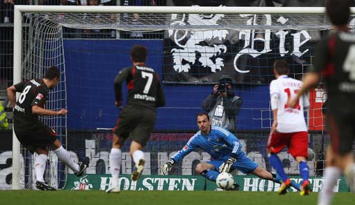 Das ist die falsche Ecke: Zdravko Kuzmanovic tritt für den VfB den Strafstoß, HSV-Keeper Drobny sieht das Unheil kommen