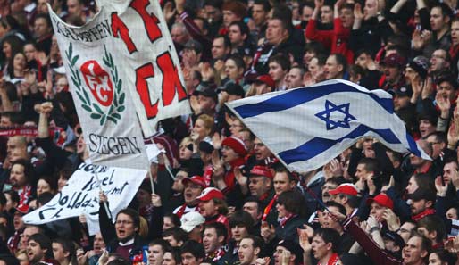 1. FC Kaiserslautern - VfL Wolfsburg 0:0: Solidaritätsbekundungen von den Rängen für Lauterns Israeli Itay Shechter, der zuletzt antisemitisch attackiert wurde