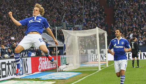 Schalke - Hamburg 3:1: Nach 33 Minuten war die Partie quasi schon zu Gunsten der Blau-Weißen gelaufen. Hier feiert Teemu Pukki seinen Treffer zur 1:0-Führung