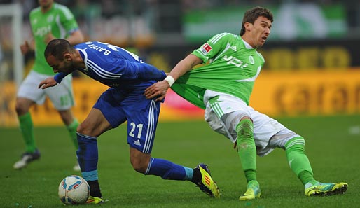 Wolfsburg - Leverkusen 3:2: Mario Mandzukic (r.) verliert den Halt, den Überblick und schließlich auch den Zweikampf