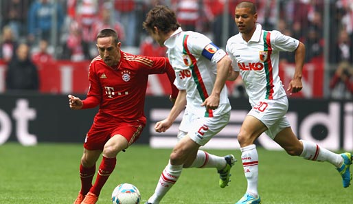 FC Bayern München - FC Augsburg 2:1: Franck Ribery (l.) feiert seinen 29. Geburtstag in der Allianz Arena mit 69.000 Zuschauern. Aber der FC Augsburg will die Party crashen