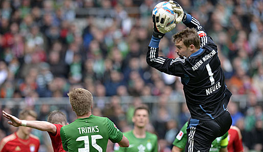 Manuel Neuer hat in der Luft alles im Griff. Florian Trinks (l.) kann nur zusehen