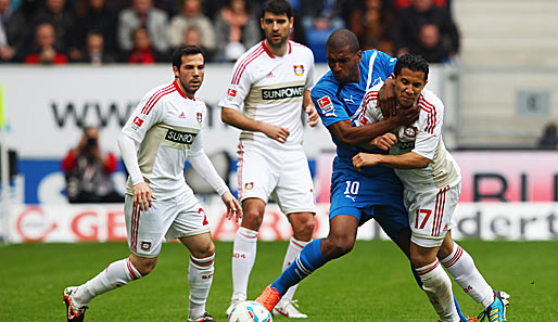 Leverkusen - Hoffenheim 0:1 - Ryan Babel versucht sich gegen drei Leverkusen durchzutanken. Es gelingt ihm nicht