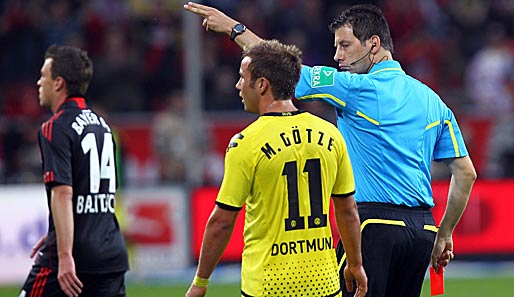 Eine der Szenen des Spiels: Schiedsrichter Wolfgang Stark zeigt Mario Götze nach einer vermeintlichen Tätlichkeit gegen Hanno Balitsch die Rote Karte