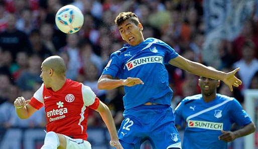 FSV Mainz 05 - 1899 Hoffenheim 0:4: Torschütze Firmino stiegt höher als Mainz' Soto. Babel schaut aufmerksam zu