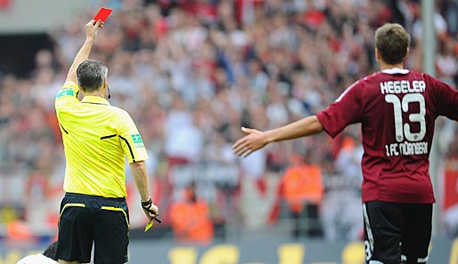 Schiedsrichter Weiner zeigt Nürnbergs Pekhart in der 42. Minute die Gelb-Rote Karte für zwei eher harmlose Fouls