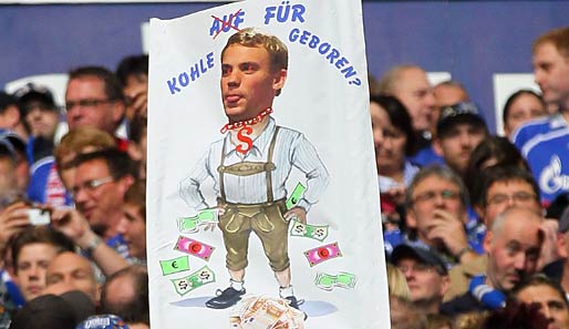 Die Schalker Anhänger machten mit zahlreichen Plakaten deutlich, was sie vom Wechsel des Nationalkeepers halten