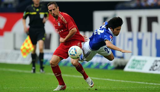 Die Partie war hitzig und hart umkämpft. Hier legt Franck Ribery (l.) Schalkes Atsuto Uchida