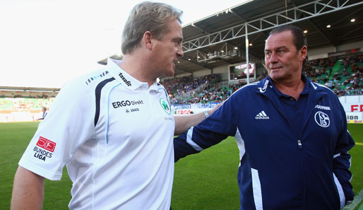 Fürth - Schalke, 0:1: Mike Büskens und Huub Stevens begrüßten sich vor der Partie freundschaftlich. Schließlich gewann man 1997 gemeinsam den UEFA-Pokal