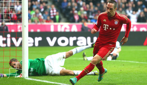 Kurz vor der Pause war es dann soweit: Franck Ribery (r.) brachte die Münchner nach Vorlage von Javi Martinez mit 1:0 in Führung
