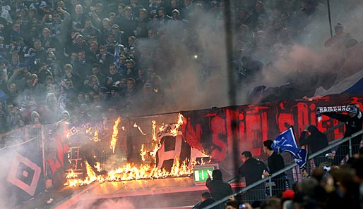 FORTUNA DÜSSELDORF - HAMBURGER SV 2:0: Vor dem Spiel brannte es im HSV-Block. Der Anpfiff verzögerte sich um einige Minuten