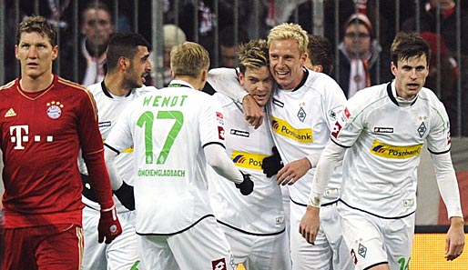 FC Bayern - Borussia Mönchengladbach 1:1: Die Gäste freuen sich über die 1:0-Führung. Bastian Schweinsteiger (l.) ist damit nicht so ganz einverstanden