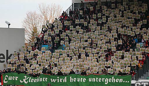 "Euer Kleeblatt wird heute untergehen..": Die Augsburger Fans waren vor dem Spiel siegessicher. Für den FCA begann die Partie auch optimal.