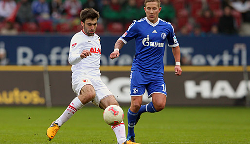 Jan Moravek (l.) und der FC Augsburg waren Lewis Holtby und dem FC Schalke 04 meist einen Schritt voraus