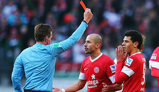 Zwei Minuten nach Mainz' Führung durch Adam Szalai sah Shawn Parker (r.) die Rote Karte - er traf seinen Gegenspieler mit dem hohen Bein im Gesicht