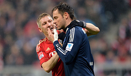Bastian Schweinsteiger versucht seinen Nationalmannschaftskollegen Heiko Westermann aufzumuntern. Keine leichte Aufgabe bei gleich neun Gegentreffern