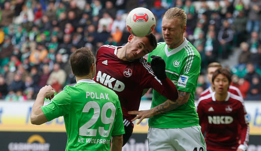 Tomas Pekhart setzt sich gegen die Wolfsburger Polak und Kjaer durch. Zur Pause eingewechselt sorgte der Tscheche für ordentlich Betrieb im Angriffsspiel der Nürnberger