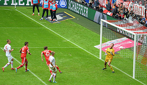 In der zweiten Hälfte sorgte Thomas Müller mit einem schulmäßigen Kopfball nach schöner Flanke von Dante für die verdiente Führung