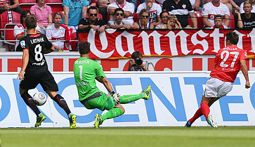 1. FSV MAINZ 05 - VfB STUTTGART 3:2: Die Müller-Show in Mainz begann früh. Nicolai Müller erzielt in dieser Szene die Mainzer Führung