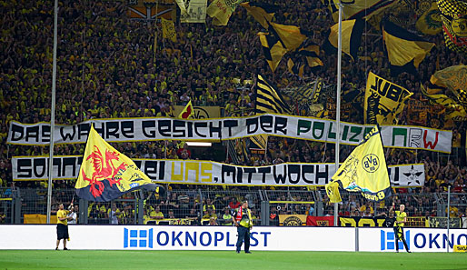 Vor dem Spiel präsentierte die BVB-Anhängerschaft ein großes Banner und kritisierte die Polizei-Einsätze in Dortmund und Gelsenkirchen