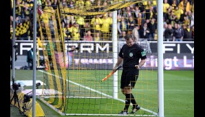 BORUSSIA DORTMUND - HANNOVER 96: Der Schiedsrichterassistant überprüft vor dem Spiel gewissenhaft die Zugfestigkeit des Dortmunder Netzes...