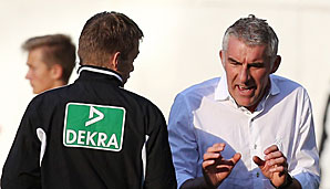Mirko Slomka war einigermaßen bedient: Fragwürdiger Platzverweis für Diouf, schlechtes Spiel seiner Mannschaft...