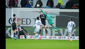 BAYER LEVERKUSEN - FC SCHALKE 04: Ralf Fährmann streckt sich - und es hat sich scheinbar gelohnt. Zur Halbzeit lagen die Knappen mit 1:0 in Front