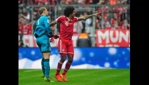 "Guck mal, da drüben!" Dante und Manuel Neuer freuen sich über den zweiten Treffer von Xherdan Shaqiri