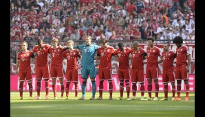 BAYERN MÜNCHEN - WERDER BREMEN 5:2: Vor Anpfiff der Partie wird eine Schweigeminute zu Ehren des verstorbenen Tito Vilanova abgehalten, zudem läuft der FC Bayern mit Trauerflor auf