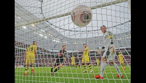 Das zappelt die Kugel im Netzt: Leverkusen erwischt den besseren Start und geht nach einer Ecke durch Lars Bender in Führung